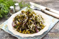 Фото приготовления рецепта: Салат с морской капустой, рисом и зелёным горошком - шаг №11