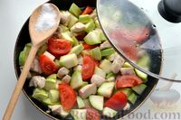 Фото приготовления рецепта: Куриное филе, тушенное с кабачками и помидорами - шаг №9