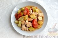 Фото приготовления рецепта: Куриное филе, тушенное с кабачками и помидорами - шаг №11