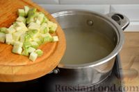 Фото приготовления рецепта: Говяжий суп с чечевицей и кабачками - шаг №5
