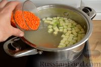 Фото приготовления рецепта: Говяжий суп с чечевицей и кабачками - шаг №6