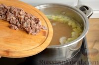Фото приготовления рецепта: Говяжий суп с чечевицей и кабачками - шаг №8