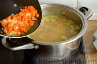 Фото приготовления рецепта: Говяжий суп с чечевицей и кабачками - шаг №9