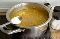 Фото приготовления рецепта: Говяжий суп с чечевицей и кабачками - шаг №10