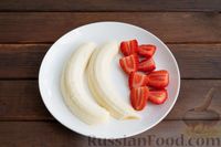 Фото приготовления рецепта: Творожные роллы с бананом и клубникой - шаг №4