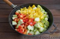 Фото приготовления рецепта: Кабачки, тушенные с помидорами и сладким перцем в сметане - шаг №8