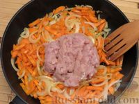 Фото приготовления рецепта: Гречка с фаршем, кабачками, помидорами и сладким перцем (на сковороде) - шаг №4