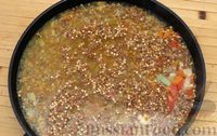 Фото приготовления рецепта: Гречка с фаршем, кабачками, помидорами и сладким перцем (на сковороде) - шаг №8
