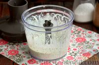 Фото приготовления рецепта: Молодой картофель, запечённый с редисом, с чесночным кефирно-сырным соусом - шаг №5
