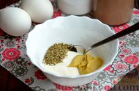 Фото приготовления рецепта: Яйца кокот с сыром и сметаной - шаг №2