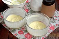 Фото приготовления рецепта: Яйца кокот с сыром и сметаной - шаг №3