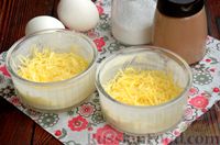 Фото приготовления рецепта: Яйца кокот с сыром и сметаной - шаг №4