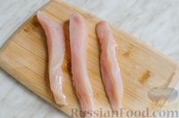 Фото приготовления рецепта: Запечённые роллы с куриным филе, икрой мойвы и сыром - шаг №3