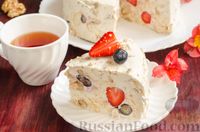 Фото приготовления рецепта: Сметанно-сливочный торт с печеньем, халвой, орехами и ягодами (без выпечки) - шаг №19