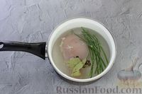 Фото приготовления рецепта: Салат с курицей, редиской, кукурузой, сыром и огурцом - шаг №2