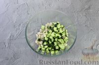 Фото приготовления рецепта: Салат с курицей, редиской, кукурузой, сыром и огурцом - шаг №4