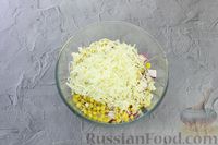Фото приготовления рецепта: Салат с курицей, редиской, кукурузой, сыром и огурцом - шаг №7
