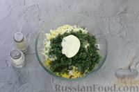 Фото приготовления рецепта: Салат с курицей, редиской, кукурузой, сыром и огурцом - шаг №9