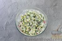 Фото приготовления рецепта: Салат с курицей, редиской, кукурузой, сыром и огурцом - шаг №10