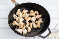 Фото приготовления рецепта: Пшённая каша с курицей и кабачком, на сковороде - шаг №4