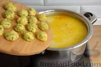 Фото приготовления рецепта: Куриный суп с сырными шариками - шаг №14