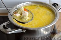 Фото приготовления рецепта: Куриный суп с сырными шариками - шаг №15