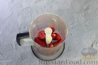 Фото приготовления рецепта: Клубничный бисквитный рулет со сливочно-сырным кремом - шаг №3