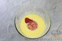 Фото приготовления рецепта: Клубничный бисквитный рулет со сливочно-сырным кремом - шаг №8
