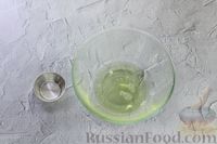 Фото приготовления рецепта: Клубничный бисквитный рулет со сливочно-сырным кремом - шаг №10