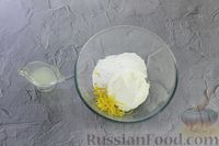 Фото приготовления рецепта: Клубничный бисквитный рулет со сливочно-сырным кремом - шаг №23