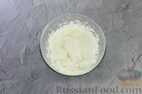 Фото приготовления рецепта: Клубничный бисквитный рулет со сливочно-сырным кремом - шаг №24