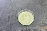 Фото приготовления рецепта: Клубничный бисквитный рулет со сливочно-сырным кремом - шаг №26