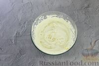 Фото приготовления рецепта: Клубничный бисквитный рулет со сливочно-сырным кремом - шаг №28