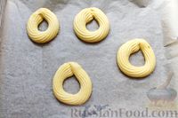 Фото приготовления рецепта: Заварные пирожные-кольца с кремом из творога и сгущёнки - шаг №6