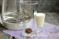 Фото приготовления рецепта: Гоголь-моголь с кофе и молоком - шаг №4