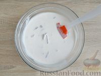 Фото приготовления рецепта: Желейный творожно-молочный торт с клубникой - шаг №13