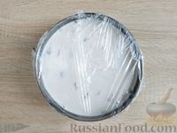 Фото приготовления рецепта: Желейный творожно-молочный торт с клубникой - шаг №15