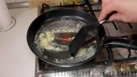 Фото приготовления рецепта: Паста с креветками и брокколи в сливочно-чесночном соусе - шаг №4