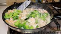 Фото приготовления рецепта: Паста с креветками и брокколи в сливочно-чесночном соусе - шаг №5