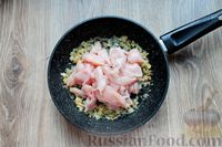 Фото приготовления рецепта: Лапша с курицей, помидорами и сыром, на сковороде - шаг №3
