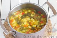 Фото приготовления рецепта: Рисовый суп со щавелем, кабачками и помидорами - шаг №9