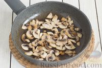 Фото приготовления рецепта: Суп с фунчозой, грибами, овощами и соевым соусом - шаг №5