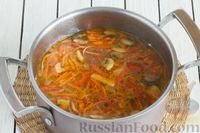 Фото приготовления рецепта: Суп с фунчозой, грибами, овощами и соевым соусом - шаг №10