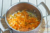 Фото приготовления рецепта: Рисовый суп с капустой и яблоком - шаг №3