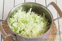 Фото приготовления рецепта: Рисовый суп с капустой и яблоком - шаг №4