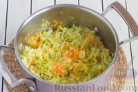 Фото приготовления рецепта: Рисовый суп с капустой и яблоком - шаг №5