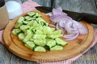 Фото приготовления рецепта: Салат из капусты, огурцов и лука с медово-горчичной заправкой - шаг №4