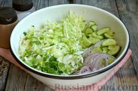Фото приготовления рецепта: Салат из капусты, огурцов и лука с медово-горчичной заправкой - шаг №6