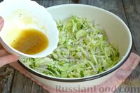 Фото приготовления рецепта: Салат из капусты, огурцов и лука с медово-горчичной заправкой - шаг №7