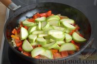Фото приготовления рецепта: Рис с кабачками, помидорами и сладким перцем - шаг №7